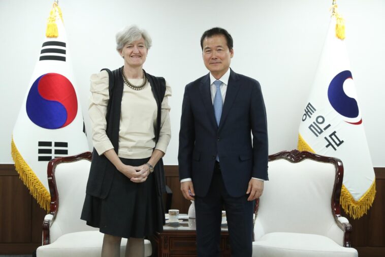 Unification minister discusses N.K. issues with Canadian envoy