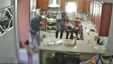 El video muestra a una familia de Filadelfia atada y apuntada con una pistola por un grupo de hombres con máscaras mientras su hijo pequeño observaba.