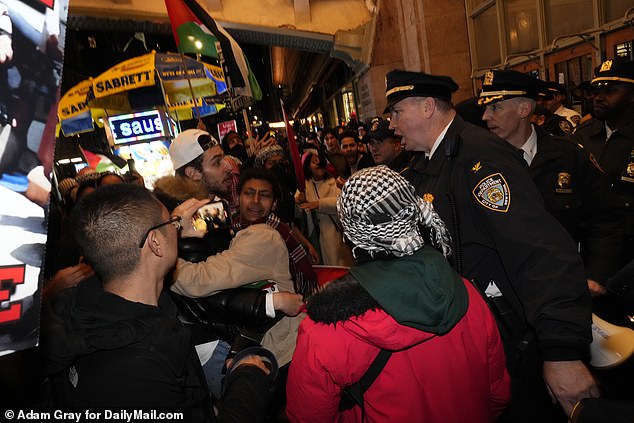 Se ve a agentes de la policía de Nueva York confrontando a algunos de los manifestantes afuera de la estación Grand Central.