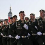 Se ha afirmado que Vladimir Putin podría convocar una movilización general en Rusia una vez que gane las elecciones presidenciales de 2024.  En la imagen: militares rusos marchan en Moscú.