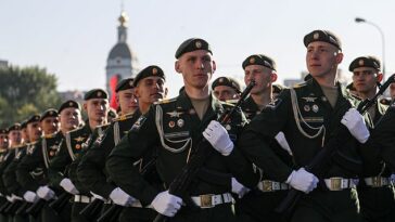 Se ha afirmado que Vladimir Putin podría convocar una movilización general en Rusia una vez que gane las elecciones presidenciales de 2024.  En la imagen: militares rusos marchan en Moscú.