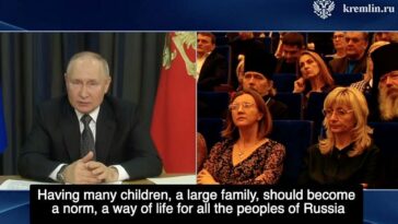 Putin instó a los ciudadanos a tener más hijos en el Consejo Popular Mundial Ruso el martes