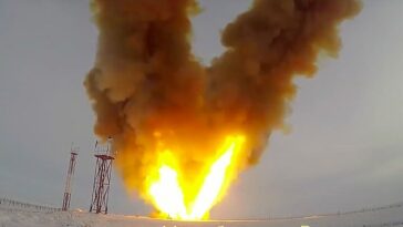 El vídeo muestra el misil Avangard disparado hacia arriba, después de ser llevado a un lugar de lanzamiento.
