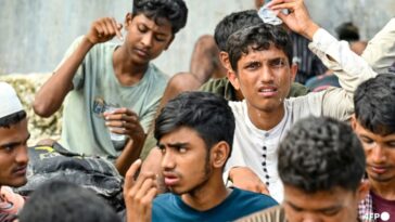 Refugiados rohingya varados en una playa de Indonesia serán trasladados tras el rechazo local