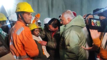 Rescatados los 41 trabajadores indios atrapados en un túnel durante 17 días: Ministro
