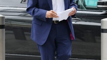 Rupert Murdoch (en la foto de Londres en junio) asumirá un nuevo cargo de presidente emérito, y su hijo Lachlan se convertirá en el único presidente de Fox y News Corp.