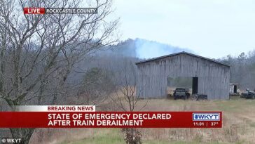 Se ve humo elevándose detrás de un granero cerca de Livingston, Kentucky, el miércoles después de que un tren descarrilara y se incendiara.