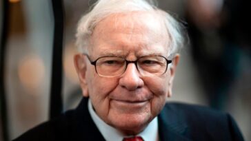 Según ProPublica, los datos del IRS muestran que Buffett negoció acciones de Berkshire en su cuenta personal.