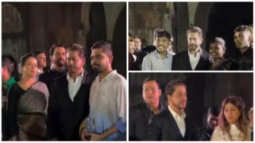 Shah Rukh Khan asiste al evento para honrar a los héroes del 26/11 en la Puerta de la India e interactúa con Sharad Kelkar.  Mirar