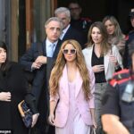 La cantante colombiana Shakira abandona el Tribunal Superior de Justicia de Cataluña tras asistir a su juicio por fraude fiscal, en Barcelona el 20 de noviembre de 2023