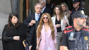 La cantante colombiana Shakira abandona el Tribunal Superior de Justicia de Cataluña tras asistir a su juicio por fraude fiscal, en Barcelona el 20 de noviembre de 2023