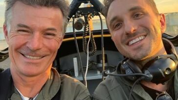 Tommy Little (derecha) publicó un conmovedor homenaje al piloto Stephen Gale (izquierda) después de su muerte cuando un antiguo avión militar se estrelló en la bahía de Port Phillip de Melbourne el domingo.