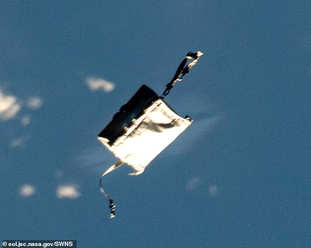 Percance: mañana veremos una vista mucho más inusual: una bolsa de herramientas perdida que dejaron caer los astronautas durante una caminata espacial se puede ver mientras sobrevuela Gran Bretaña.