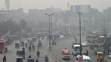 Un denso smog cierra Lahore en Pakistán y enferma a decenas de miles de personas