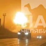La enorme explosión en la planta de tractores de Chelyabinsk iluminó el cielo nocturno el domingo por la noche.