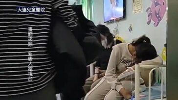 Un clip de noticias tomado de FTV News parece mostrar una concurrida sala de espera de un hospital en China con niños recibiendo sueros intravenosos.