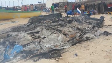 VÍDEO : MIRAR: Barcos pesqueros arden después de un ataque en una playa central de Gaza