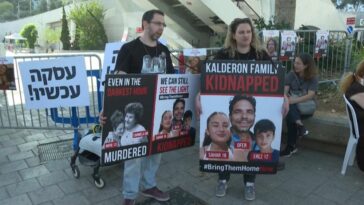 VIDEO : Ver: Familiares de rehenes israelíes condenan el retraso en la liberación de sus seres queridos