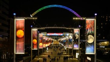 En los últimos años, el arco de Wembley se ha iluminado con los colores del arcoíris para apoyar los derechos LGBTQ+.