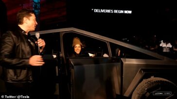 Elon Musk invitó a 10 personas al escenario para reclamar sus camionetas futuristas, permitiéndoles sentarse dentro por primera vez.