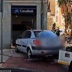 El vídeo muestra el coche familiar chocando contra el popular banco español en Málaga, España