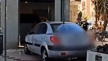 El vídeo muestra el coche familiar chocando contra el popular banco español en Málaga, España