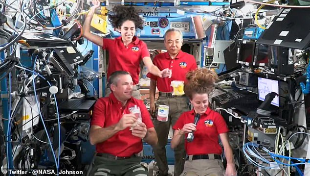 En un vídeo publicado por el Centro Espacial Johnson de la NASA, los astronautas de la NASA Jasmin Moghbeli y Loral O'Hara hablaron junto a Andreas Mogensen de la Agencia Espacial Europea y Satoshi Furukawa de la Agencia de Exploración Aeroespacial de Japón.