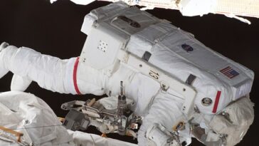 ¡Un desliz gigante para la mujer!  Los astronautas de la NASA en una rara caminata espacial exclusivamente femenina dejan caer su caja de herramientas (y los expertos dicen que es visible desde la Tierra)