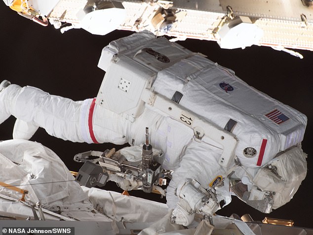 ¡Un desliz gigante para la mujer!  Los astronautas de la NASA en una rara caminata espacial exclusivamente femenina dejan caer su caja de herramientas (y los expertos dicen que es visible desde la Tierra)