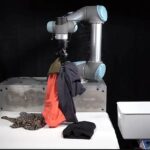 Los científicos han acudido al rescate de adolescentes y padres de todo el mundo diseñando un robot que puede recoger la ropa sucia del suelo.