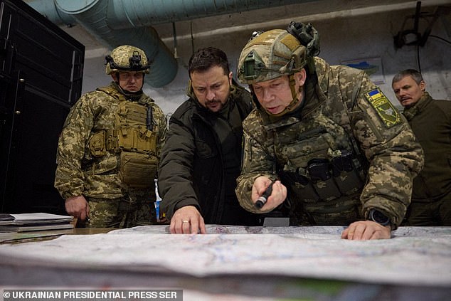 El presidente ucraniano Volodymyr Zelensky (centro) y el coronel general Oleksandr Syrskyi (derecha) visitan un puesto de mando del ejército ucraniano en Kupiansk, Kharkiv.