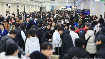 (2nd LD) Season&apos;s strongest cold wave causes traffic, daily life chaos
