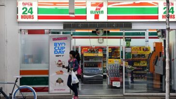 7-Eleven confirmó el martes que eliminaría gradualmente los cajeros automáticos en sus tiendas en todo el país.