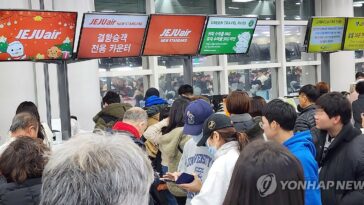 (LEAD) Hundreds of flights disrupted as snowstorm hits Jeju