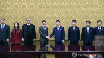 (LEAD) N. Korea, Russia discuss ways to bolster regional economic cooperation