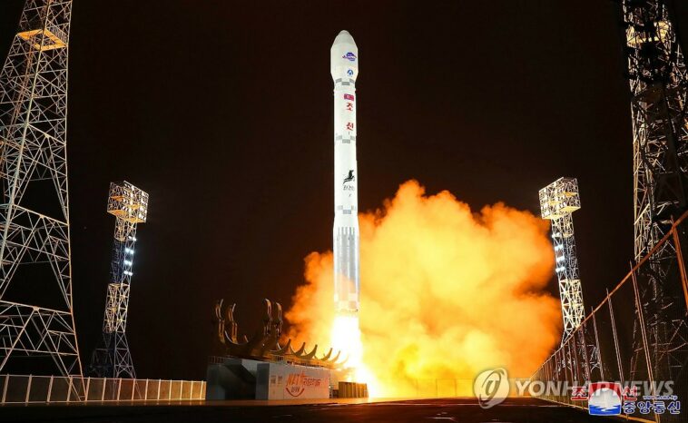 (LEAD) S. Korea imposes sanctions on 11 N. Korean individuals after spy satellite launch