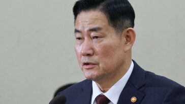 (LEAD) Defense chief says N. Korea&apos;s light-water reactor likely to be in full operation next summer