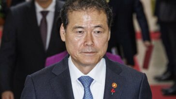 (LEAD) Unification minister says human rights violations &apos;status quo&apos; in N. Korea