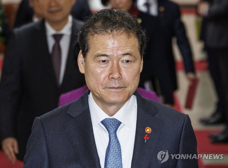 (LEAD) Unification minister says human rights violations &apos;status quo&apos; in N. Korea