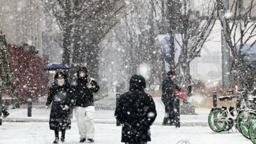 (LEAD) Heavy snow pounds Seoul, surrounding areas