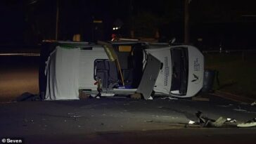 Un hombre de 84 años murió y otros cinco resultaron heridos en un terrible accidente en Cowra, Nueva Gales del Sur, después de que un minibús chocara con un SUV y rodara de costado (en la foto).
