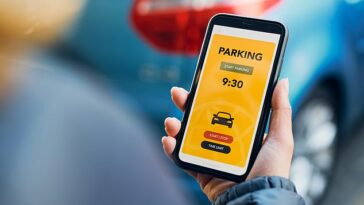 Se ha advertido a los conductores que eviten anuncios de aplicaciones de pago de estacionamiento falsas que pueden cobrar cientos de libras por suscripciones no deseadas (imagen de archivo)