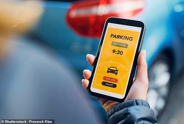 Se ha advertido a los conductores que eviten anuncios de aplicaciones de pago de estacionamiento falsas que pueden cobrar cientos de libras por suscripciones no deseadas (imagen de archivo)