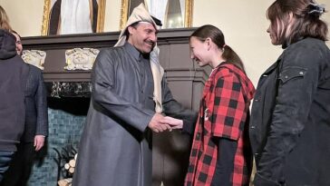SE el Jeque Ahmed bin Nasser Al Thani, embajador de Qatar en Rusia, da la bienvenida al niño ucraniano como parte de la reunificación