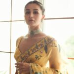 Alia Bhatt comparte fotos mientras luce un sari amarillo para el evento, los fanáticos no pueden olvidar su nuevo peinado.  Ver publicación