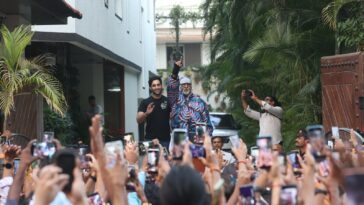 Amitabh Bachchan se reúne con sus fans afuera de su casa en Mumbai con su nieto Agastya Nanda días después del lanzamiento de The Archies.