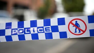 Dos estudiantes de la escuela secundaria Carine Senior High School, al norte de Perth, fueron trasladados de urgencia al hospital después de que uno de ellos se apuñalara a sí misma y a otro estudiante.