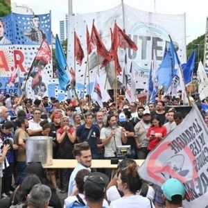 Argentinos irán a huelga general contra las reformas de Milei