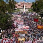 Argentinos protestan contra decreto inconstitucional de Milei