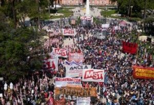 Argentinos protestan contra decreto inconstitucional de Milei